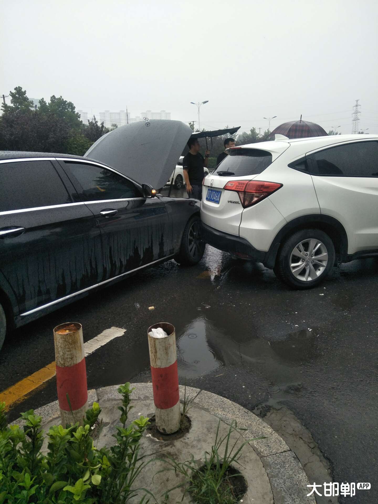 邯郸春风小区南门位置两车追尾雨天路滑请注意通行