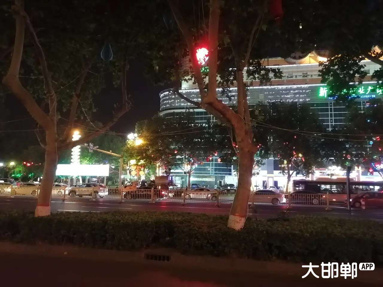 邯郸市中华大街和人民路交叉口夜晚也很靓丽