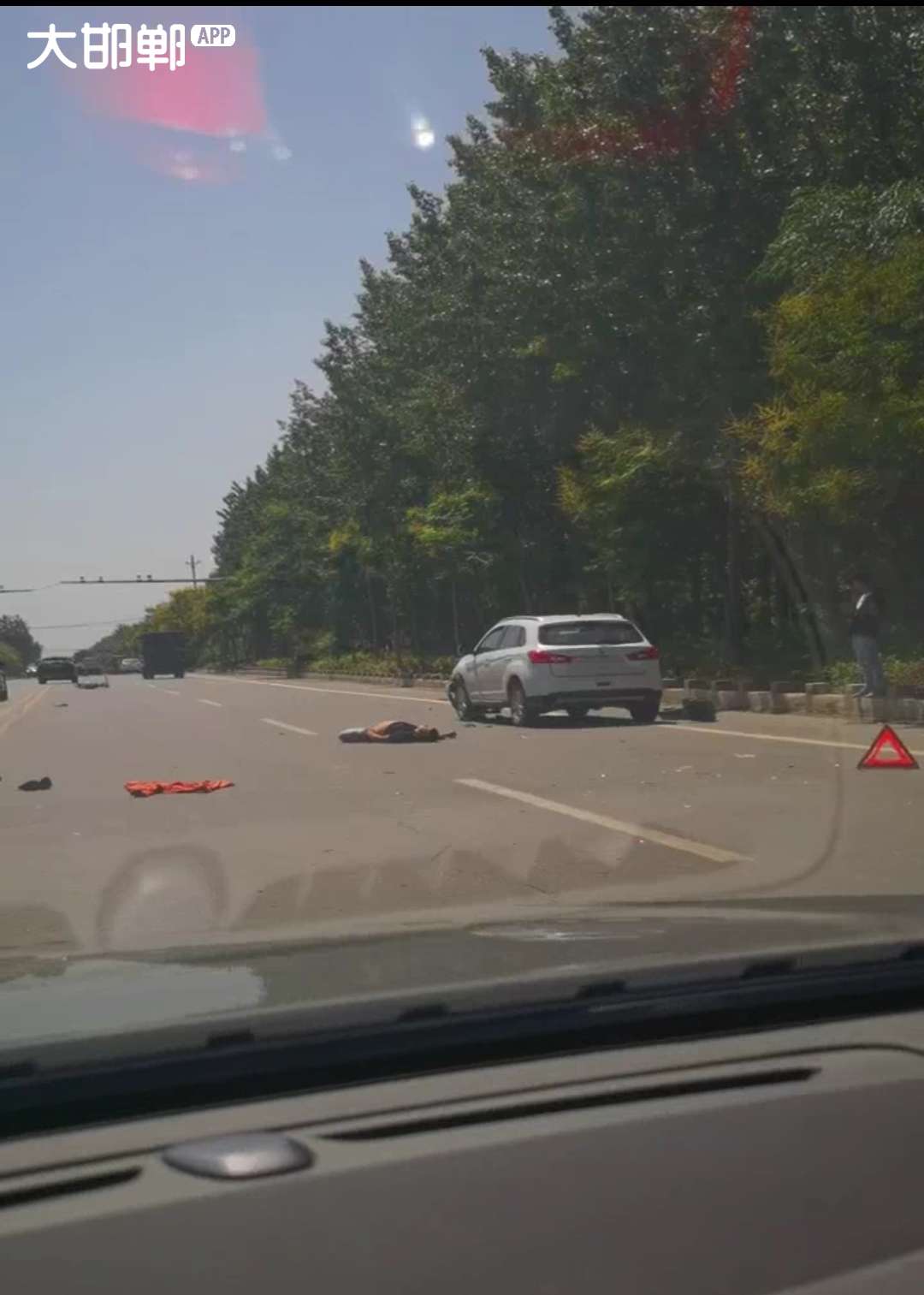 107国道黄粱梦镇附近由北向南方向发生车撞人事故